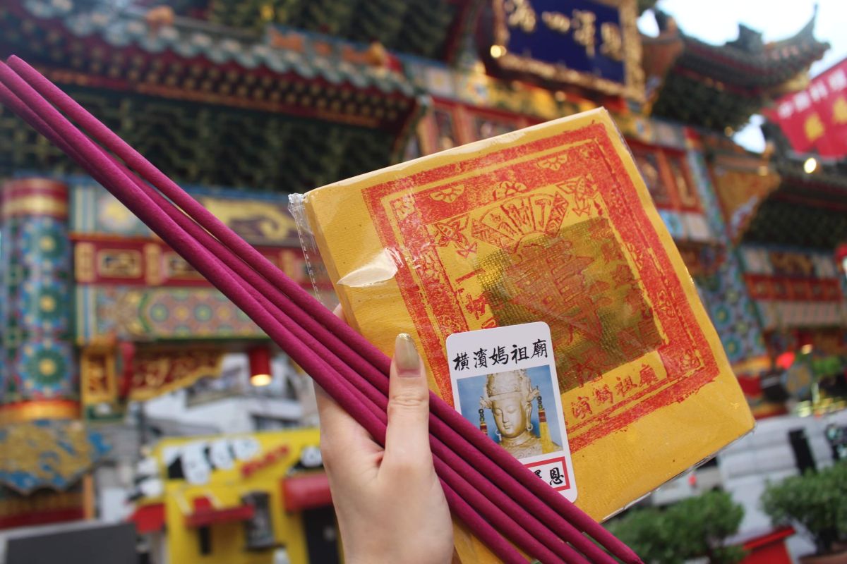 線香を購入するともらえる「お札」はお財布に入れておくと身を守ってくれます