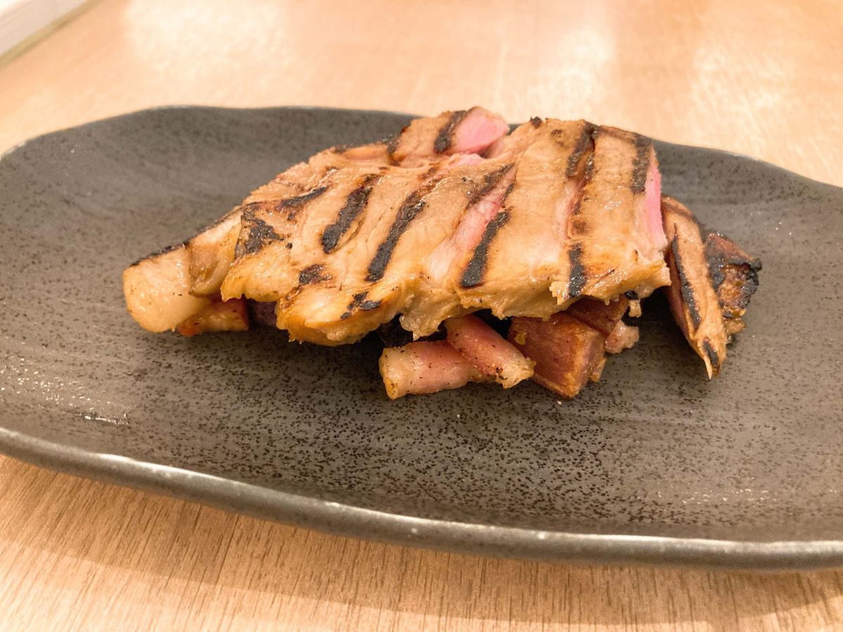 お肉の下にはカラフルなジャガイモのジャーマンポテトが！