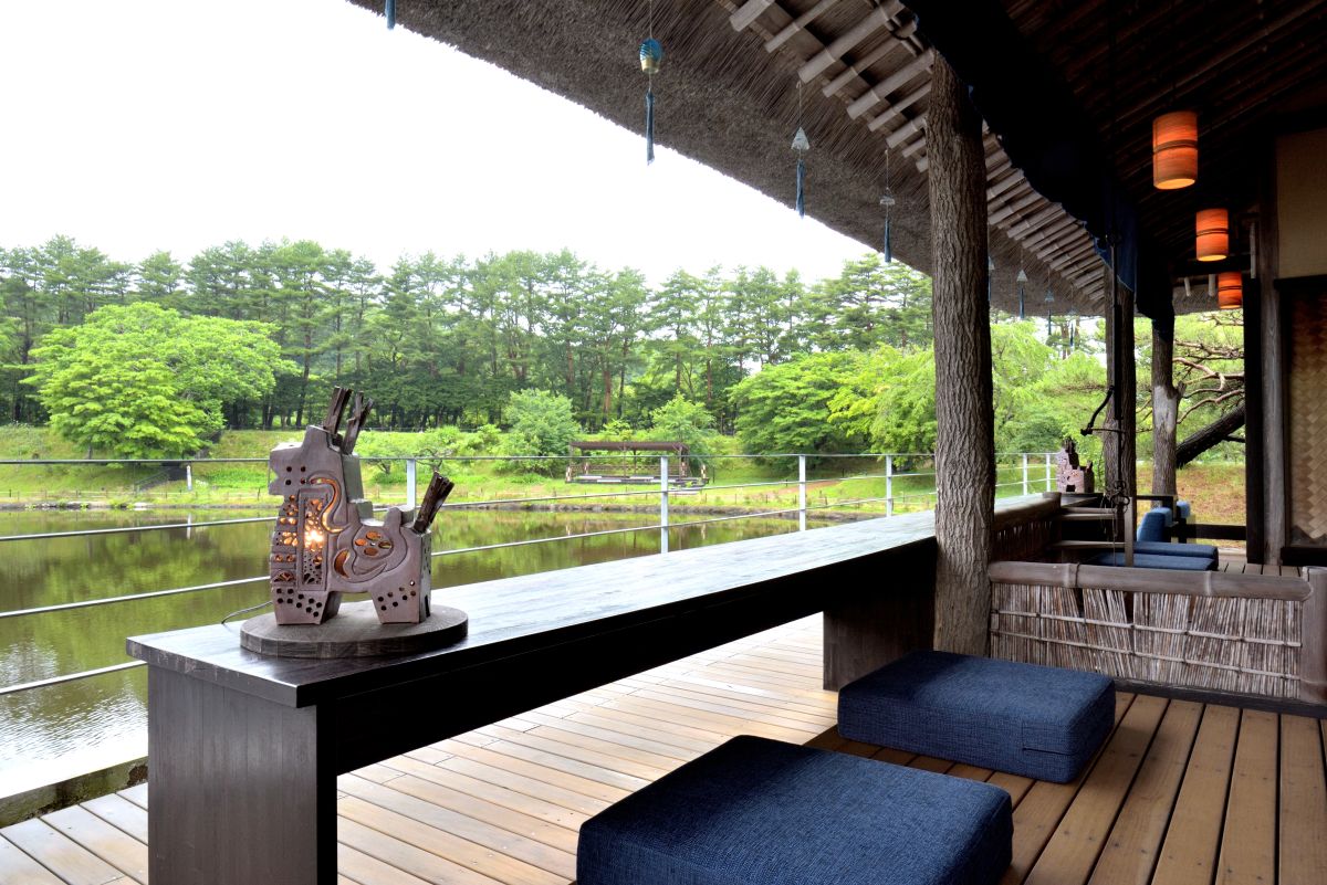 八幡馬ラウンジ