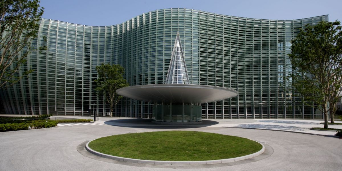 「国立新美術館」でアートにふれる！美しい建築に個性豊かなショップ、自由に過ごせる館内情報も