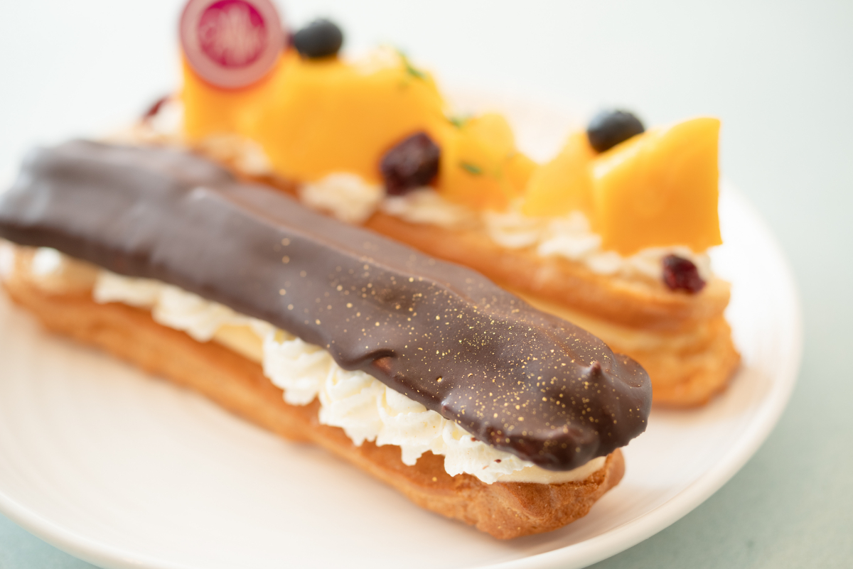 手前「エクレア」340円、奥「マンゴー＆オレンジ」550円