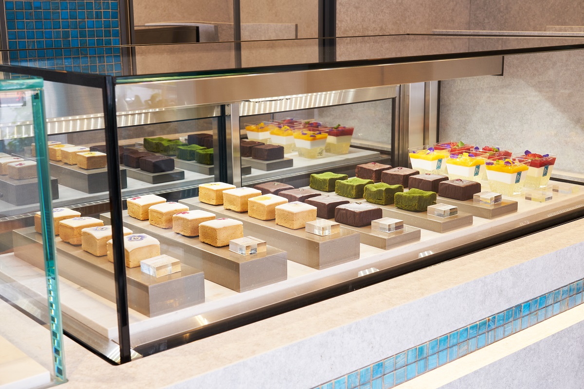 おすすめの「キューブケーキ」各486円は、ココナッツ菓子にフルーツあん、ホワイトチョコを合わせたひと品