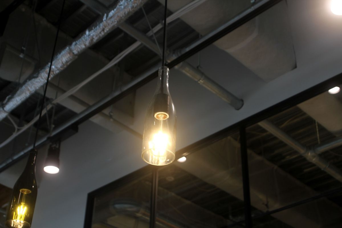 照明にワインボトルを使用するなど遊び心もたっぷり！