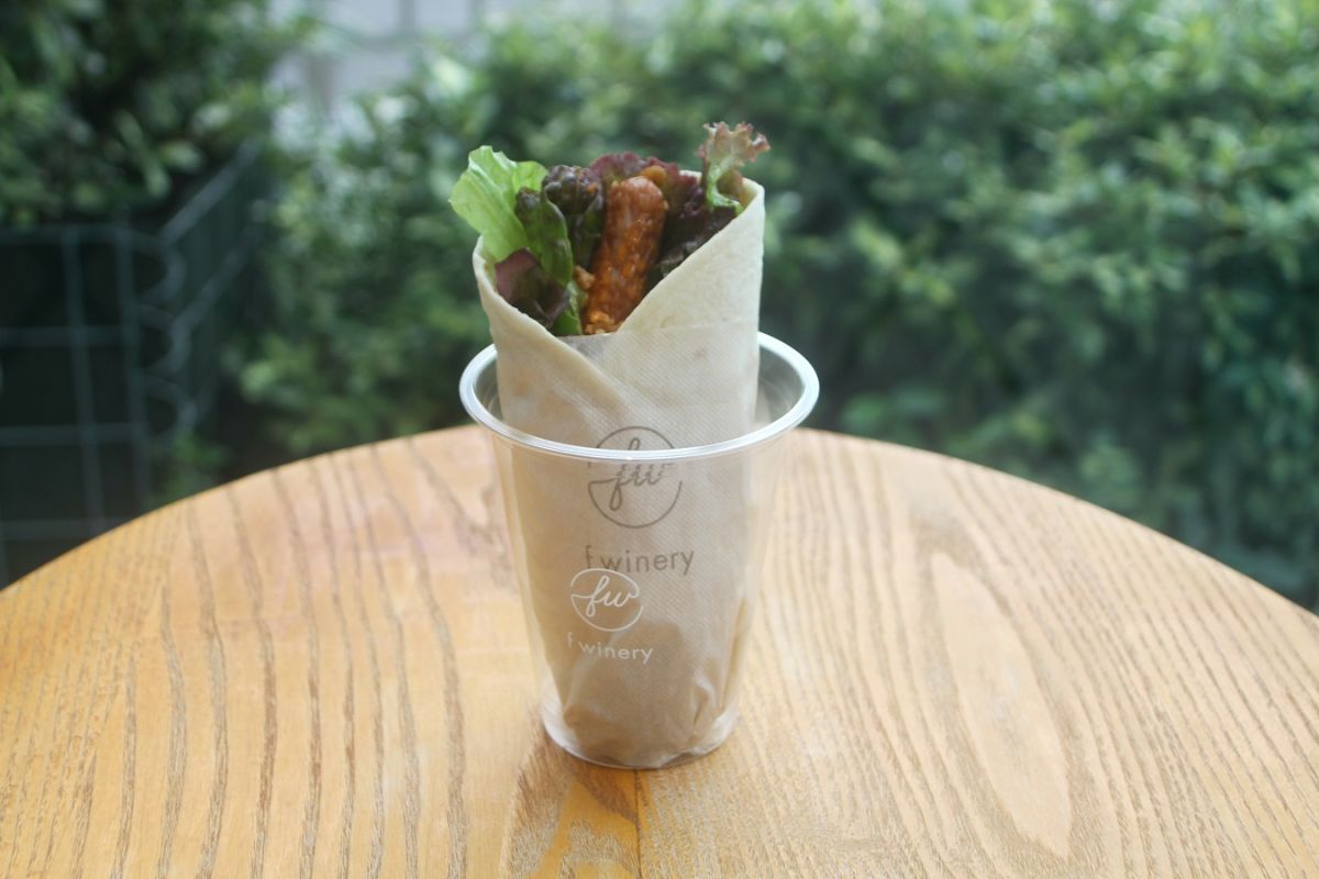 ピリ辛ソースが効いた「ソーセージトルティーヤ」（800円）