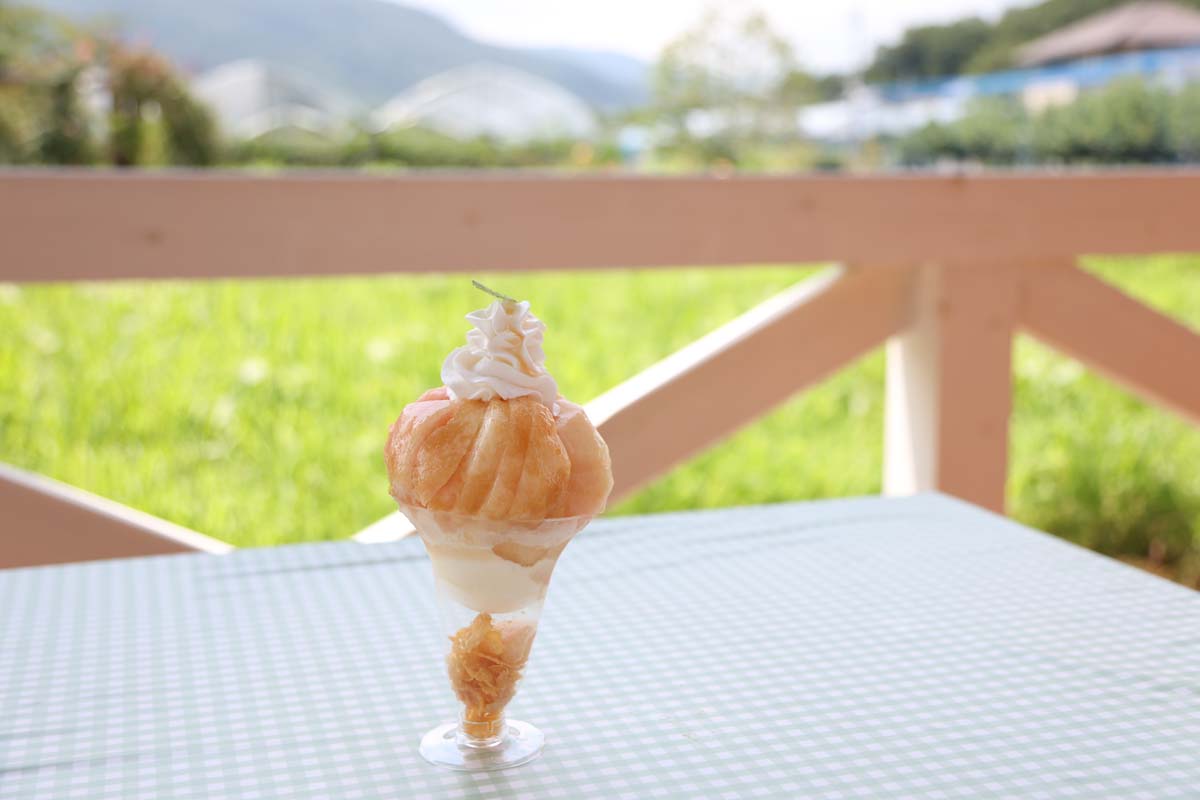 「まるせい ももパフェ」700円。桃づくしのジューシーな味わい♪