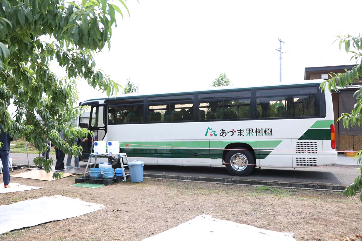 マイクロバスで送迎付き。手や桃を洗う水が設置されているので安心