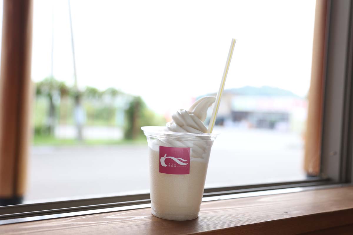 「桃のフローズンソフト」550円は、100％桃ジュースを使用し、桃ソフトクリームでさらに桃感がＵＰ！