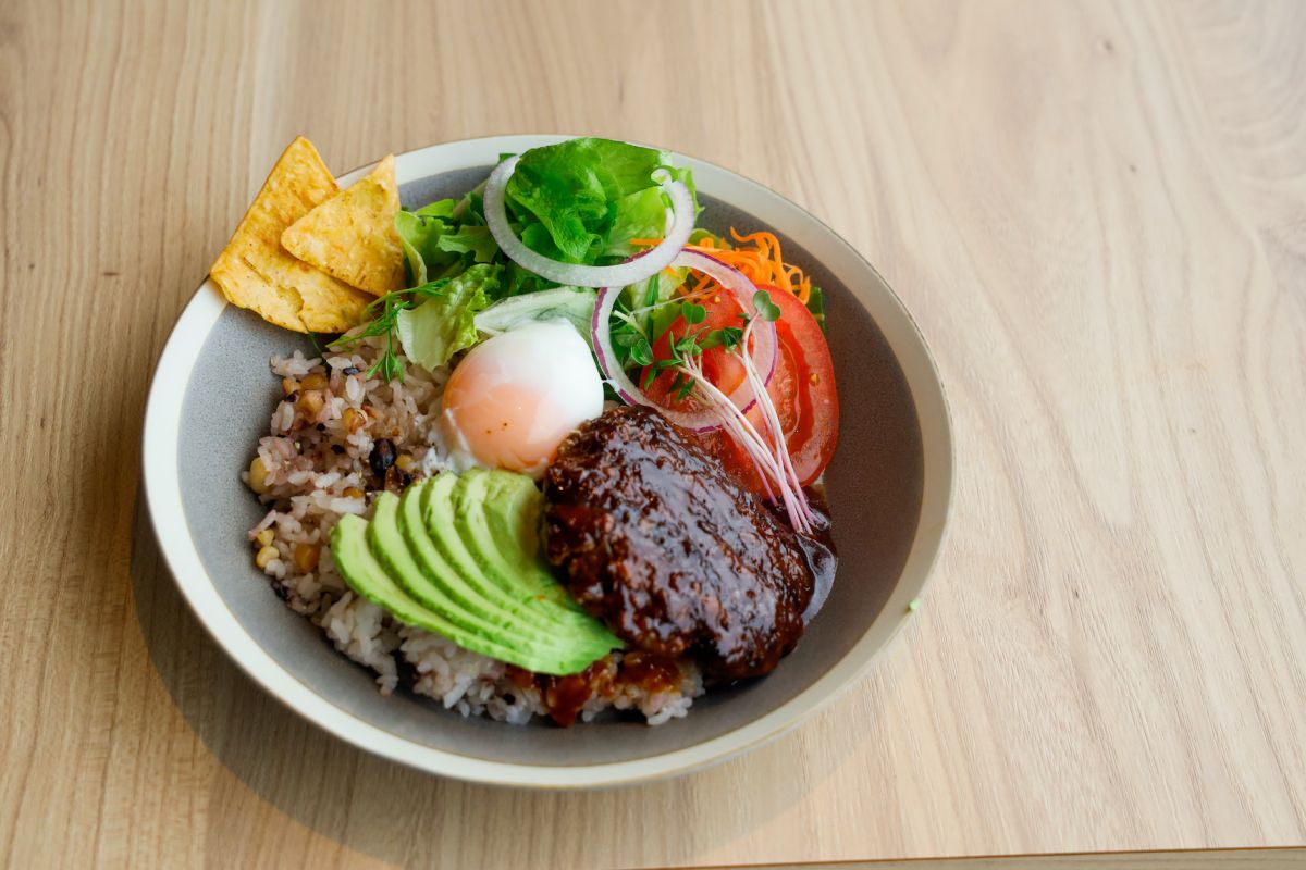 ミニサラダ付きの「アボカド ロコモコライス」（1100円）