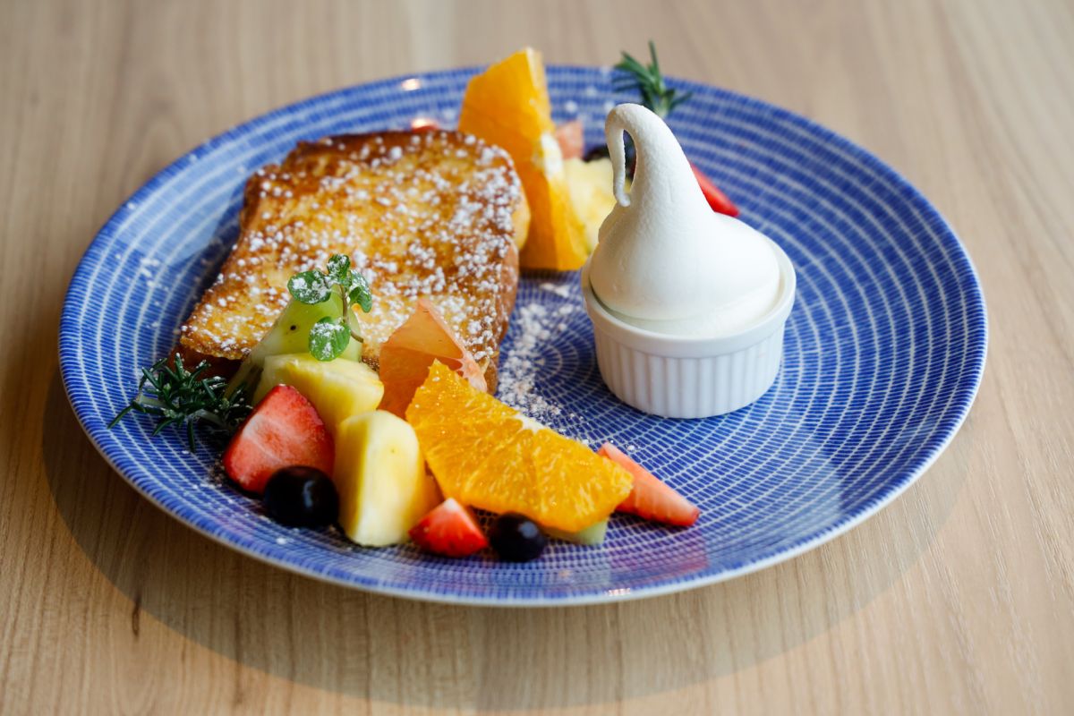 フレッシュフルーツが添えられたフレンチトースト（850円）