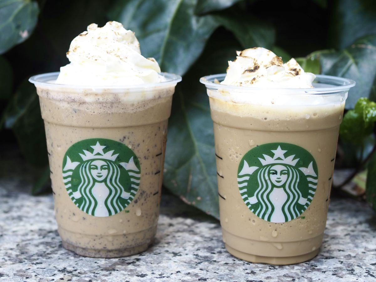 左はホイップ追加・チョコチップ追加・ホワイトモカシロップへ変更した「石川 いいじ 棒ほうじ茶 フラペチーノ®」、右はカスタマイズ無しの商品