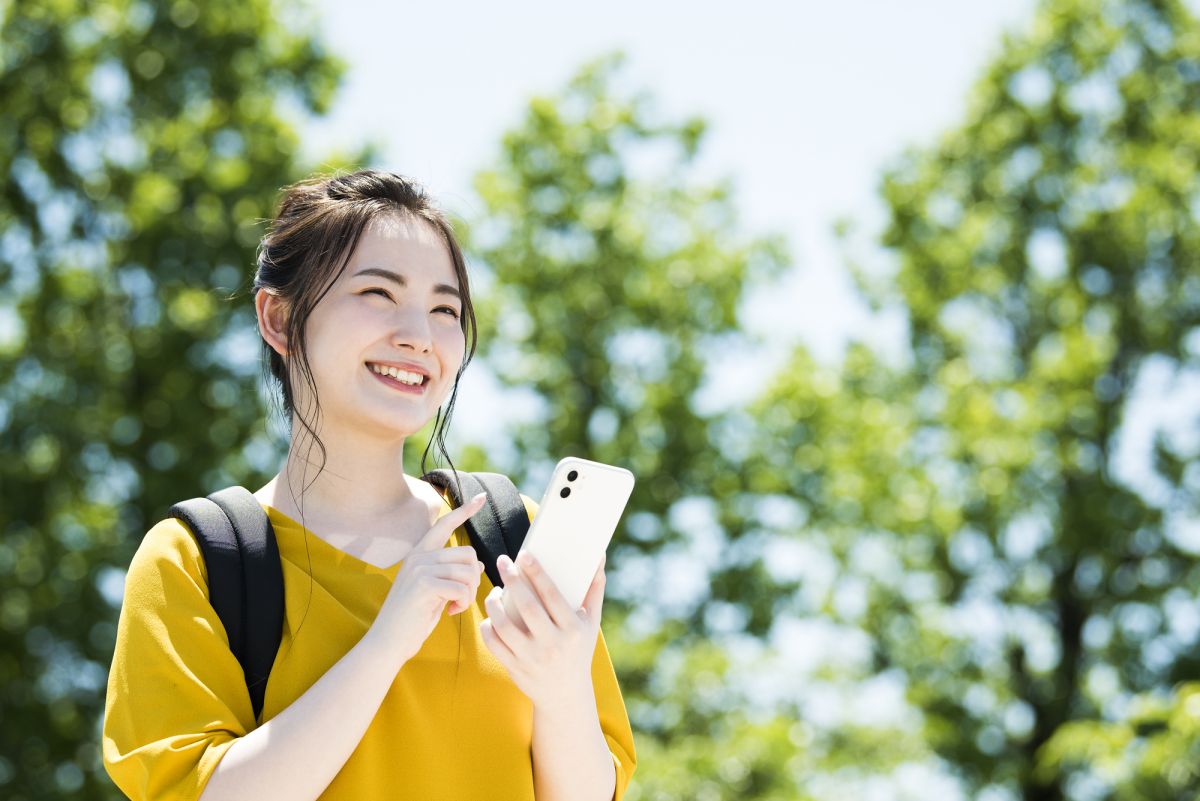 スマートフォンで検索する女性