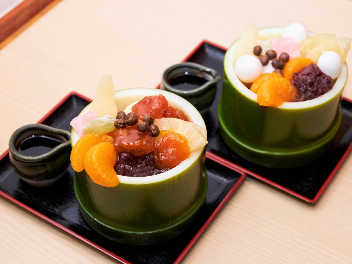 手前から「あんずクリームあんみつ」と「白玉クリームあんみつ」