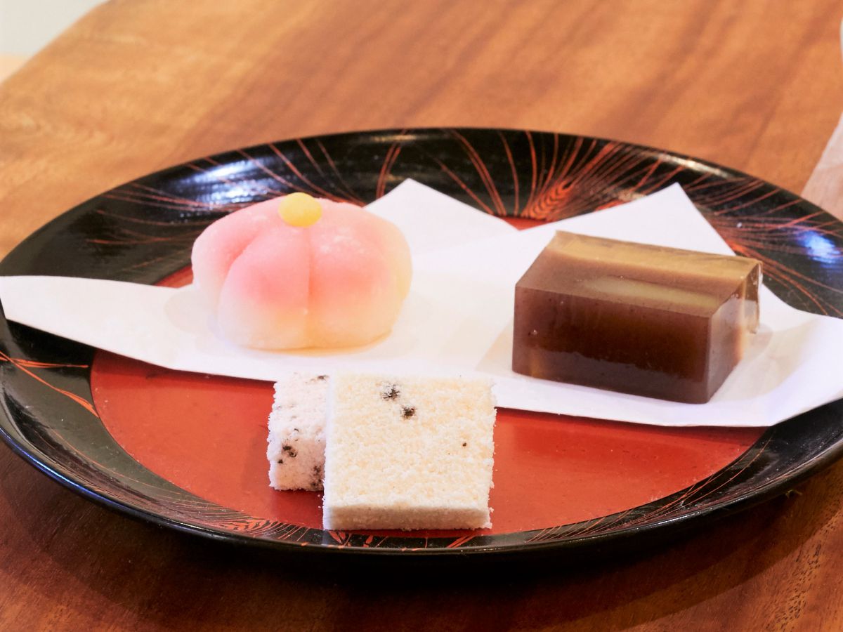 「お茶と甘味セット」700円  ※甘味は季節替わり(手前から時計回りに)露地の楽しみ、此の花Ⅱ、埋火