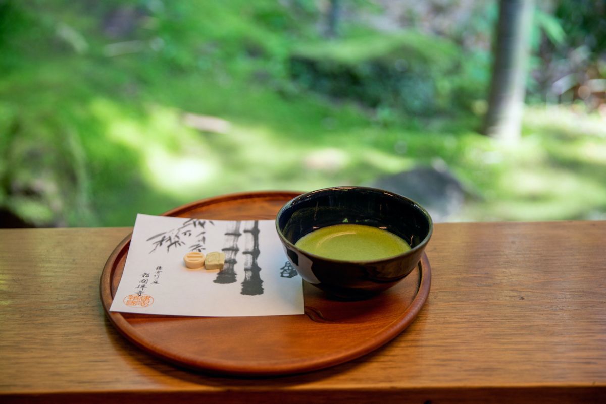 「抹茶と干菓子のセット」900円(拝観料300円含む)
