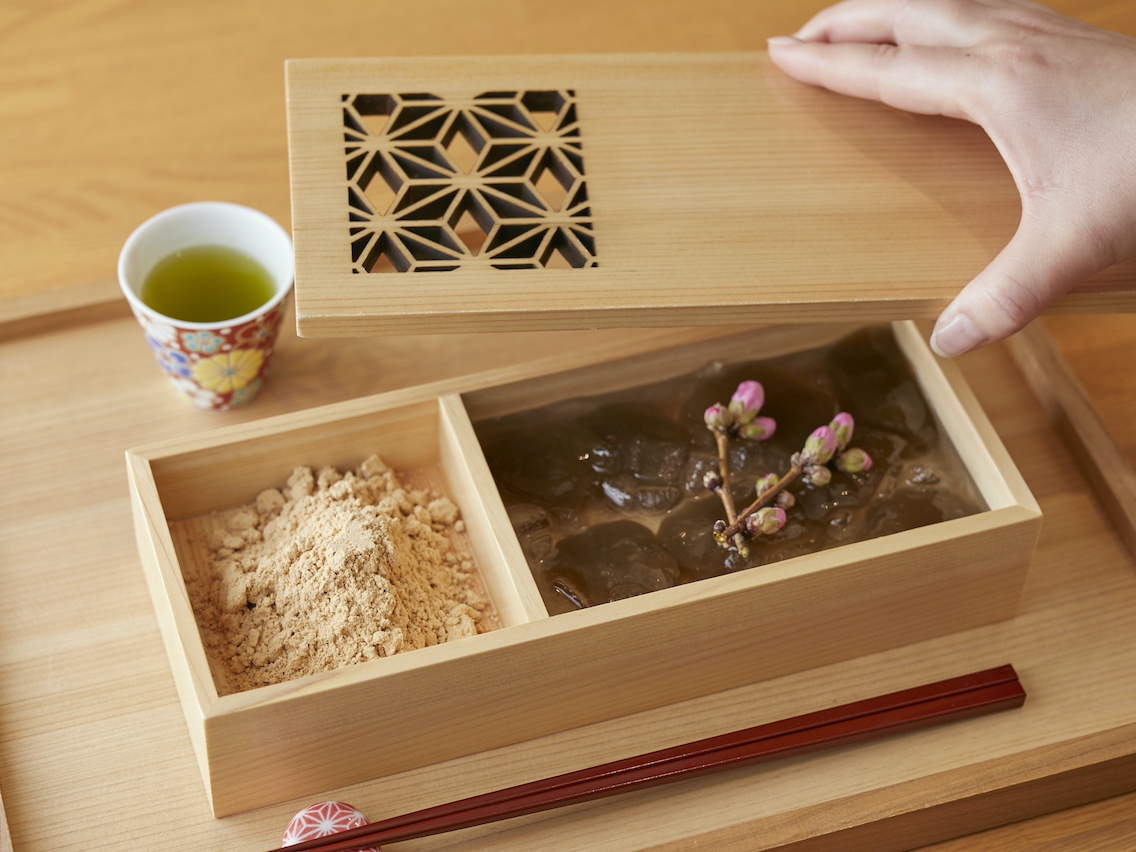 「特製 本わらび餅」（煎茶付）1320円