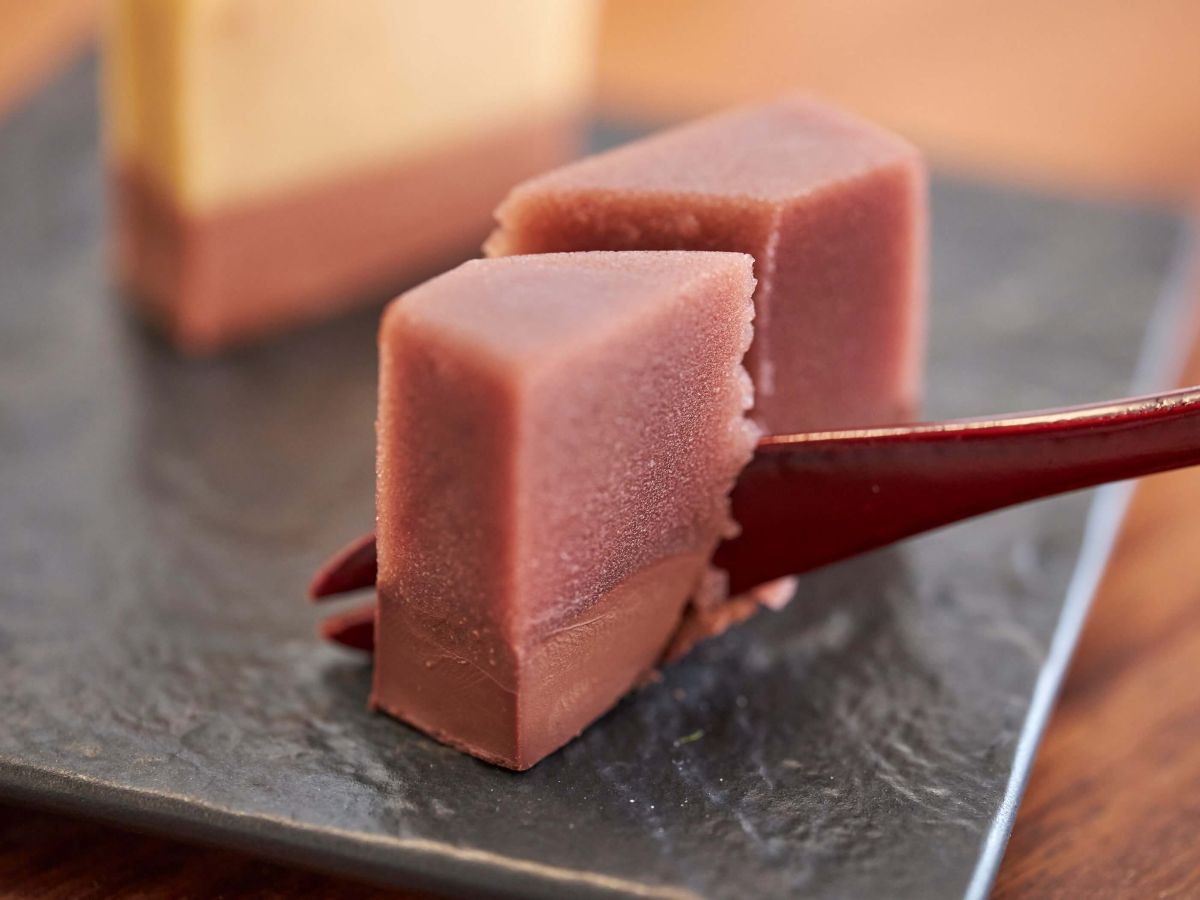 写真手前が「羊羹ショコラ」※単品（ひと切れ）はイートインのみ。テイクアウトの場合は、木箱入り（1本） 2484円