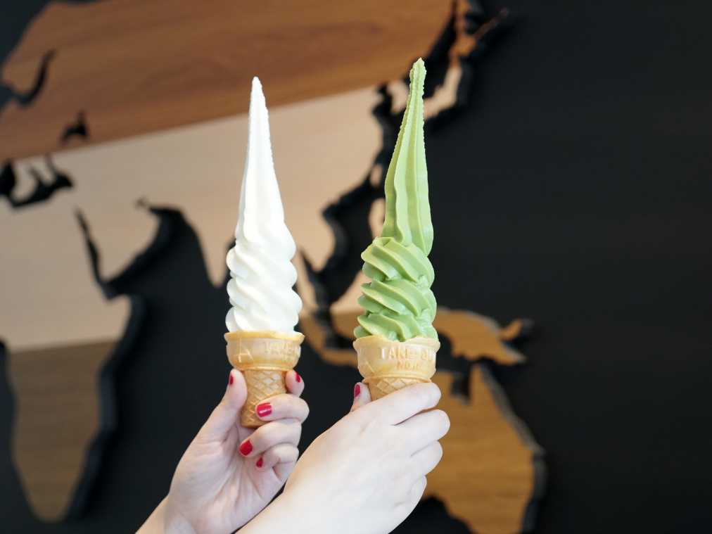 左から「生アイス」、「抹茶生アイス」各420円