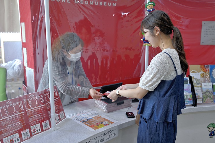 大涌谷自然インフォメーションセンターにて受付をする様子