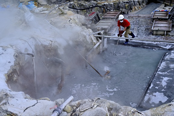 黒たまごを作っている様子