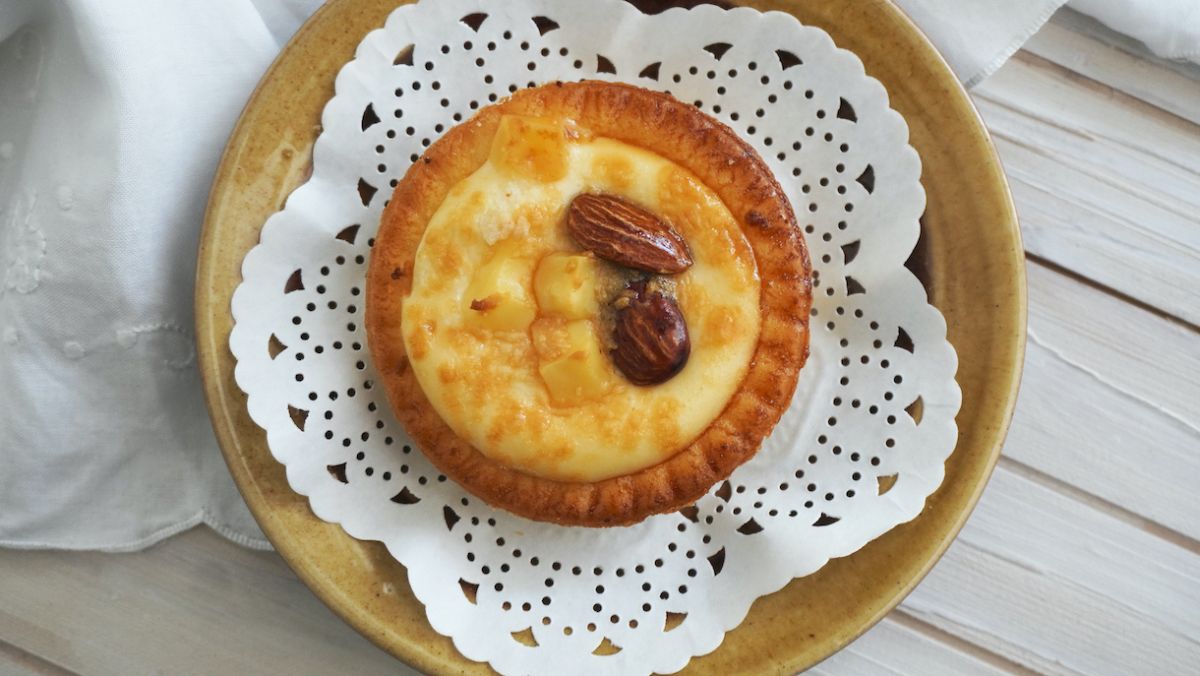 小さくても濃厚！ 大人リッチな焼きチーズタルトはクセになるおいしさ（ファミマ）