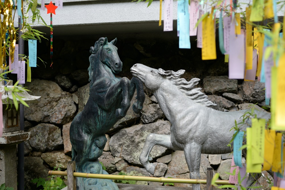 貴船神社 黒馬と白馬の像