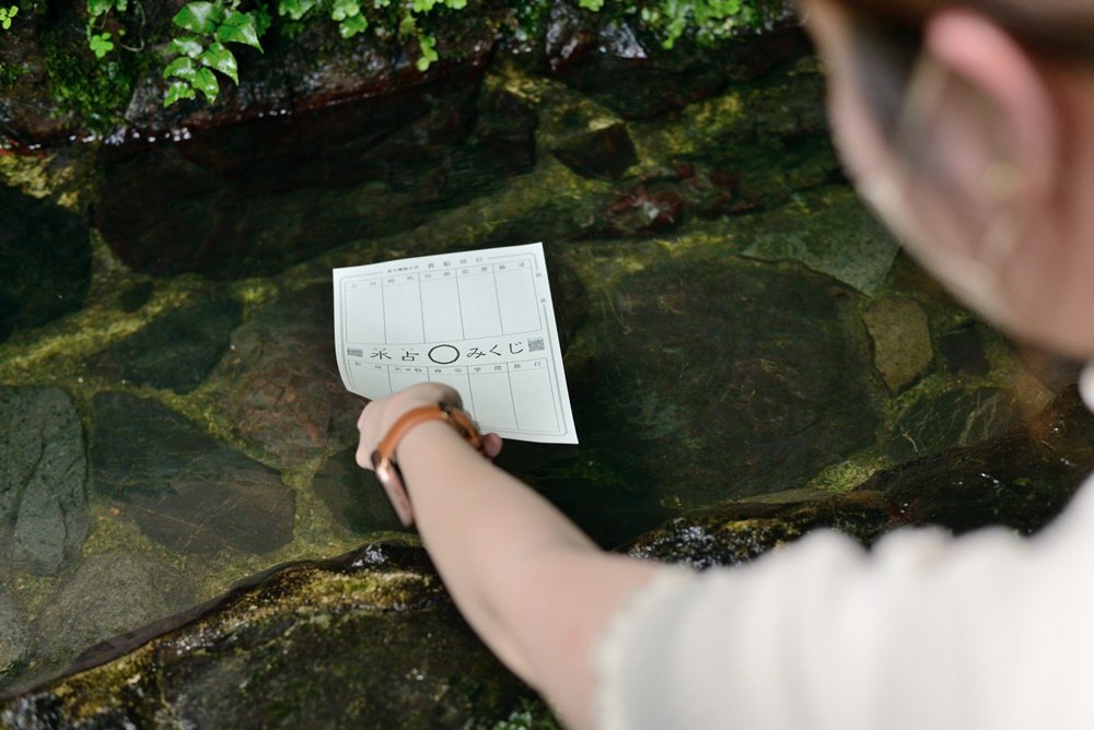 貴船神社 水占みくじを浮かべる様子