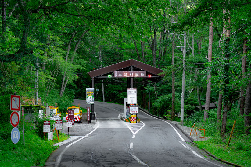 「白糸ハイランドウェイ」三笠料金所から白糸の滝へは乗用車で500円