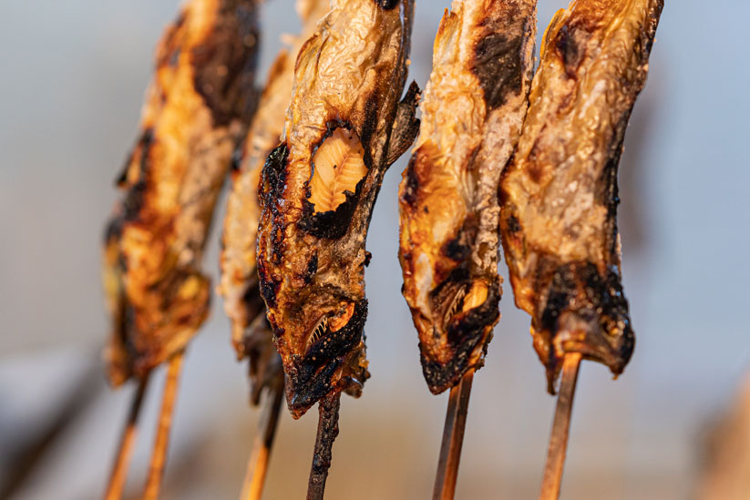 いわなの塩焼き1本700円。3本以上買うと1本600円に