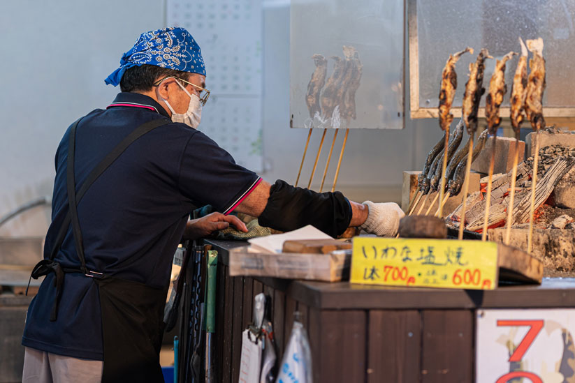 炭火の遠赤外線でじっくりと焼いています