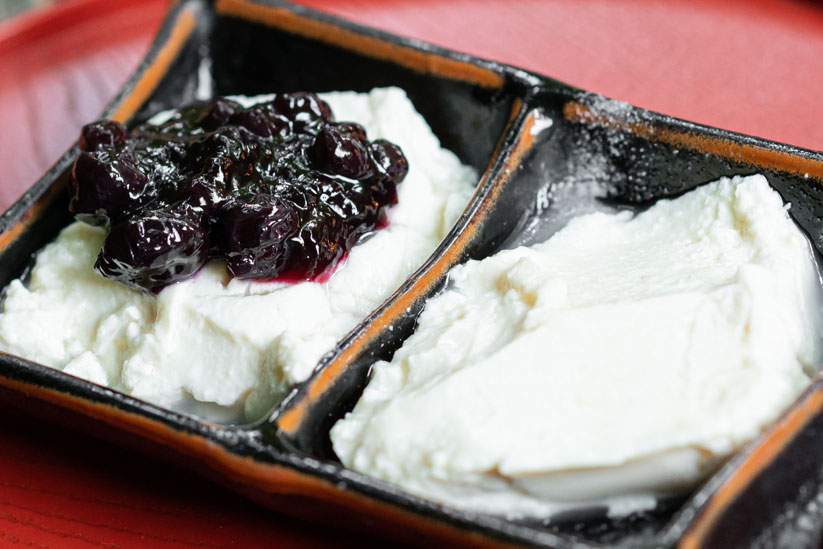 左はブルーベリーソース、右は岩塩をチョイス。白糸湧水とうふ（トッピング2種） 300円