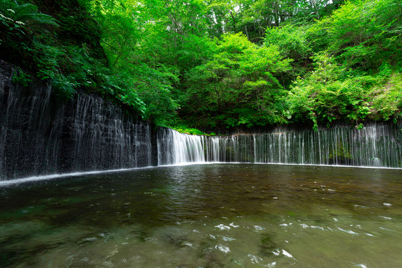 滝から放たれるマイナスイオンを全身に浴びてリフレッシュ