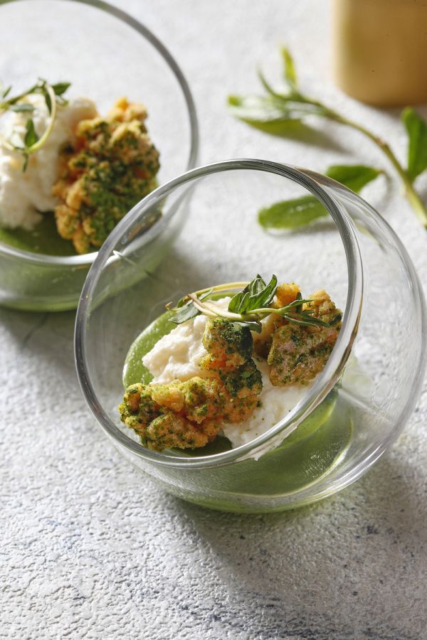 抹茶のフォンダンとリコッタチーズ クランブル添え」