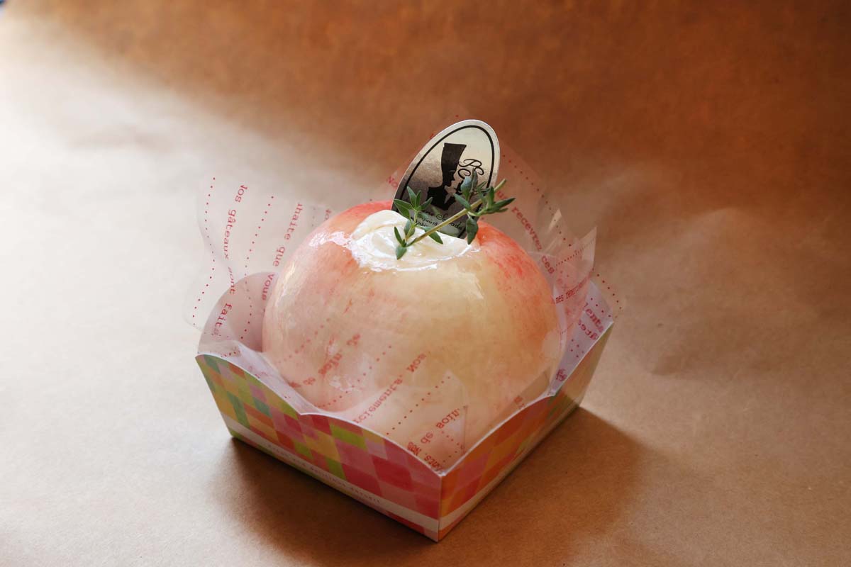 「まるごと朝採りピーチ」600円（提供時期：7月下旬～9月上旬※桃がなくなり次第終了）