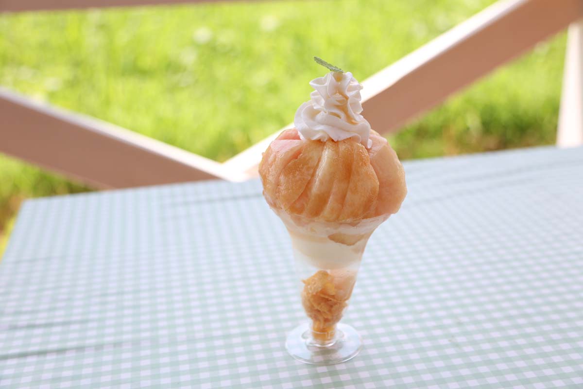 「まるせい ももパフェ」700円。シーズンによって品種が変わり、この日は「あかつき」を使用