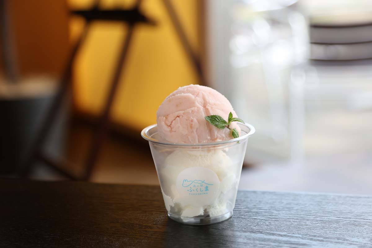 「桃ソルベ」と「塩ミルク」ダブル400円（※シングルは300円）