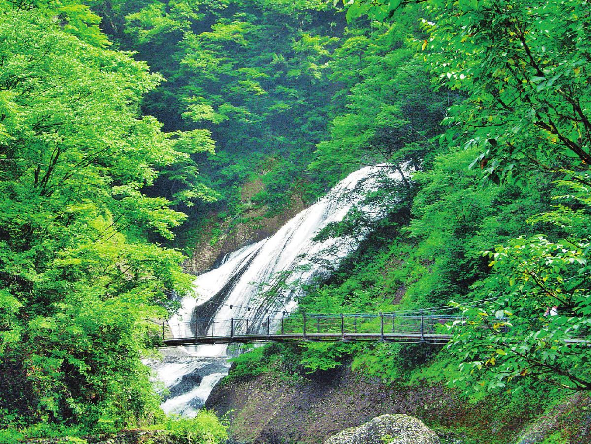 マイナスイオンに包まれて爽快リフレッシュ♪ 涼をもとめて袋田の滝でおさんぽしよう！