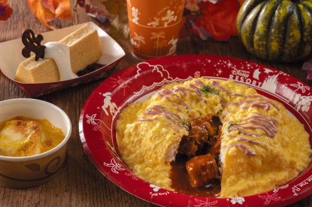 スペシャルセット1780円 オムライス、ビーフのトマトデミグラスソース、 パンプキングラタン付き バウムクーヘン、ミックスベリーソース ソフトドリンクのチョイス