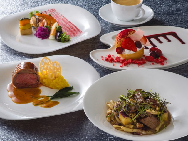 スペシャルコース5500円 シーフードサラダとパンプキントルタ トレッチェ･ジュリエッタ、マグロの頬肉とキノコ入り赤ワインクリームソース　クルミ添え 牛肉のインヴォルティーニ、マルサラ酒香るソースとサフランのリゾット添え 苺とブドウのマリトッツォ コーヒーまたは紅茶 ※組み合わせの一例