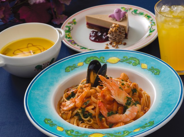 スペシャルパスタセット1980円 パンプキンクリームスープ(パンチェッタ入り) リングイネ、シーフードのサルサ・ポモドーロ またはリングイネ、アサリのジェノヴェーゼ マロンムースケーキ、ナッツ添え ソフトドリンクのチョイス