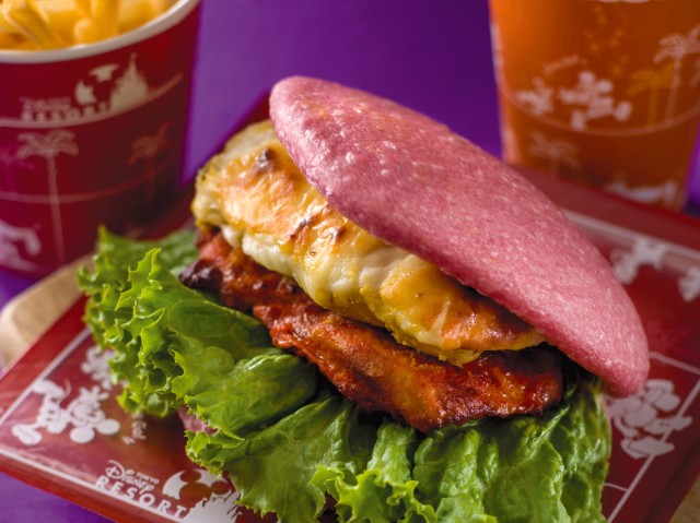 スペシャルセット1470円（スーベニアランチケース付き2670円） スペシャルサンド (タンドーリチキン＆パンプキングラタン) フレンチフライポテト ソフトドリンクのチョイス ※＋450円でソフトドリンクを生ビールに変えることができます (スパークリングカクテルは＋480円)