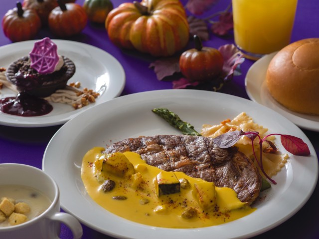 スペシャルセット2980円 キノコのチャウダー グリルドビーフ、フルーツ入りパンプキンクリームソース パンまたはライス 紫イモのタルト、マロンクリーム添え ソフトドリンクのチョイス　※＋430円でソフトドリンクを生ビールに変えることができます(スミノフアイスは＋380円、グラスワインは＋480円)