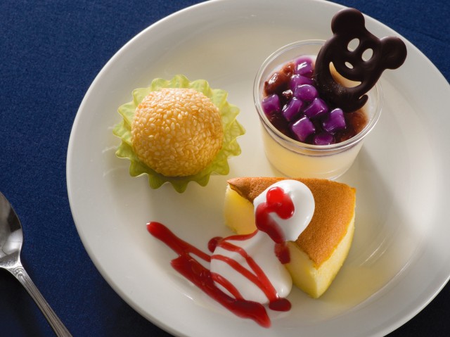 スペシャルデザート520円 胡麻団子、台湾カステラ風ケーキ、豆花(トウファ)