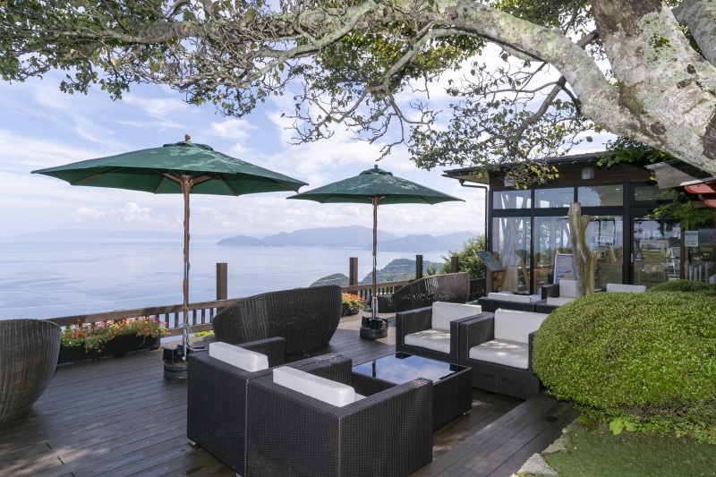 「中央テラス」は見晴らしのいいパラソル席が人気