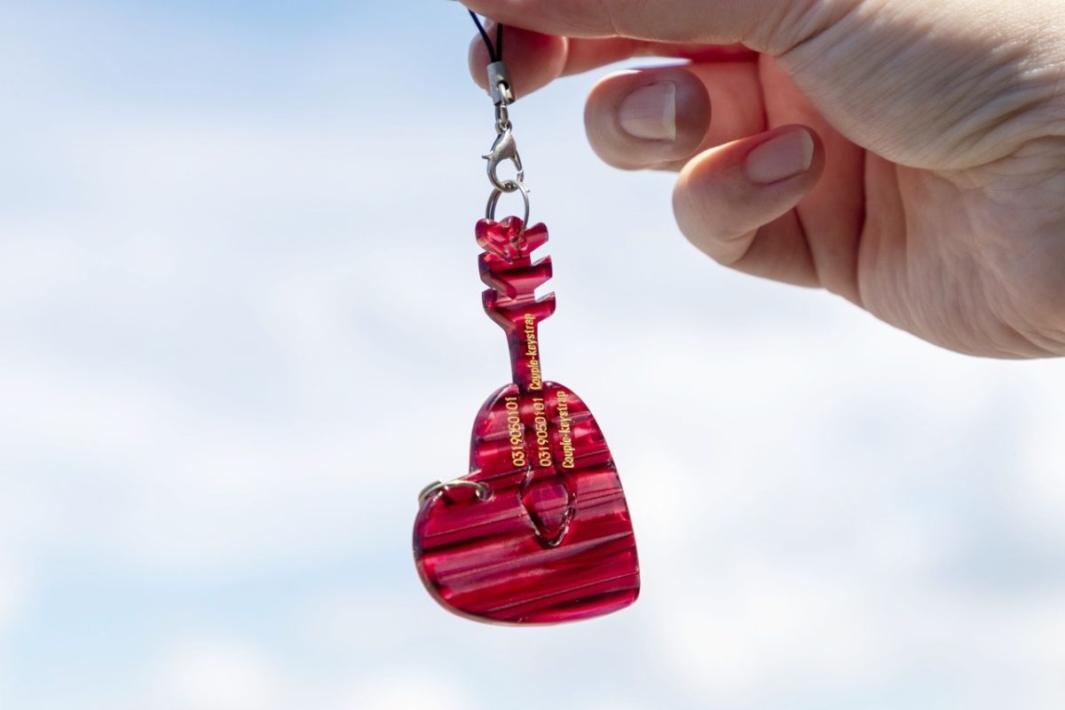 福井県内3ヵ所の恋人の聖地限定、シリアルナンバー入りペアストラップ