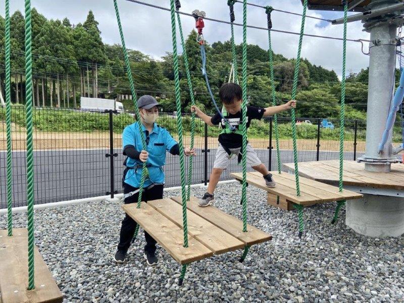 大きく揺れる木の板