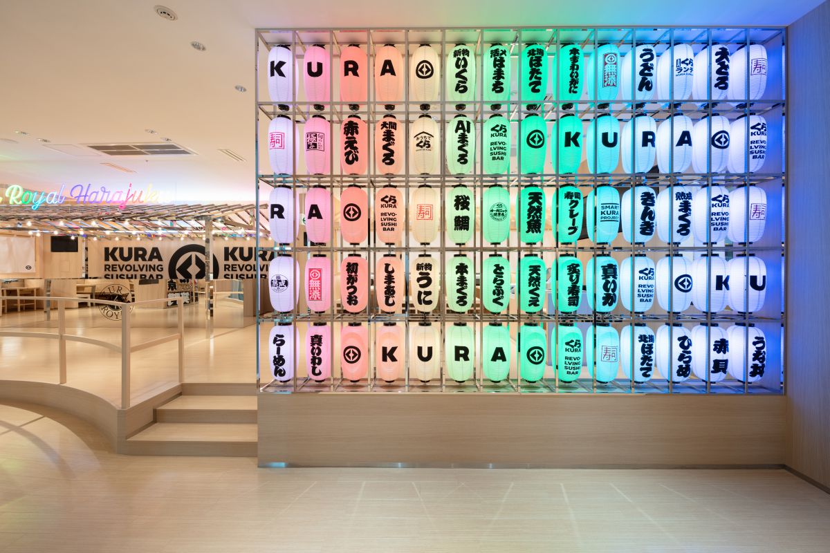 「カラフル提灯ウォール」は入口すぐにある