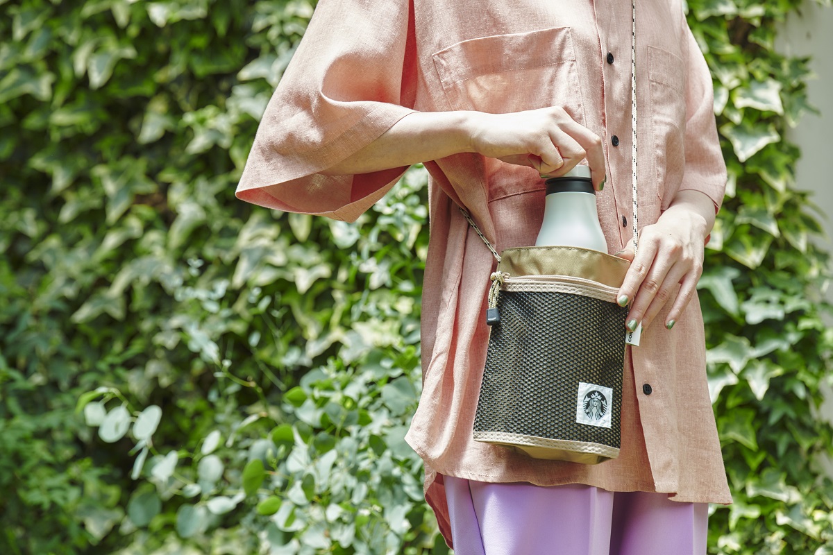 使用例「CORDURA® Eco Fabric ボトルサコッシュ」ベージュ