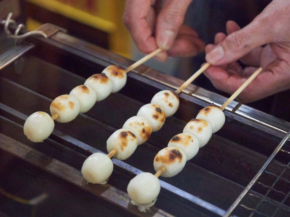 おだんごはオーダーを受けてから一本ずつ手焼きされています