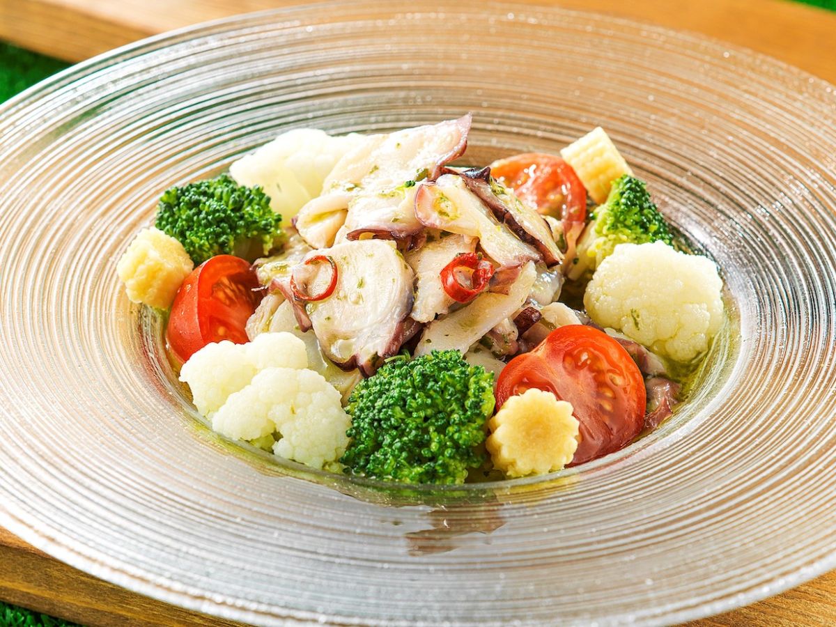 夏にぴったりの彩り豊かなシーフードメニュー「タコのマリネ ペペロンチーノ」