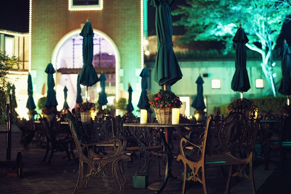 「光の森」の中の幻想的な展望プラザ